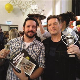 'Smokey Goodness'-vormgever Erik Rikkelman (rechts) wint de beste vormgever award.